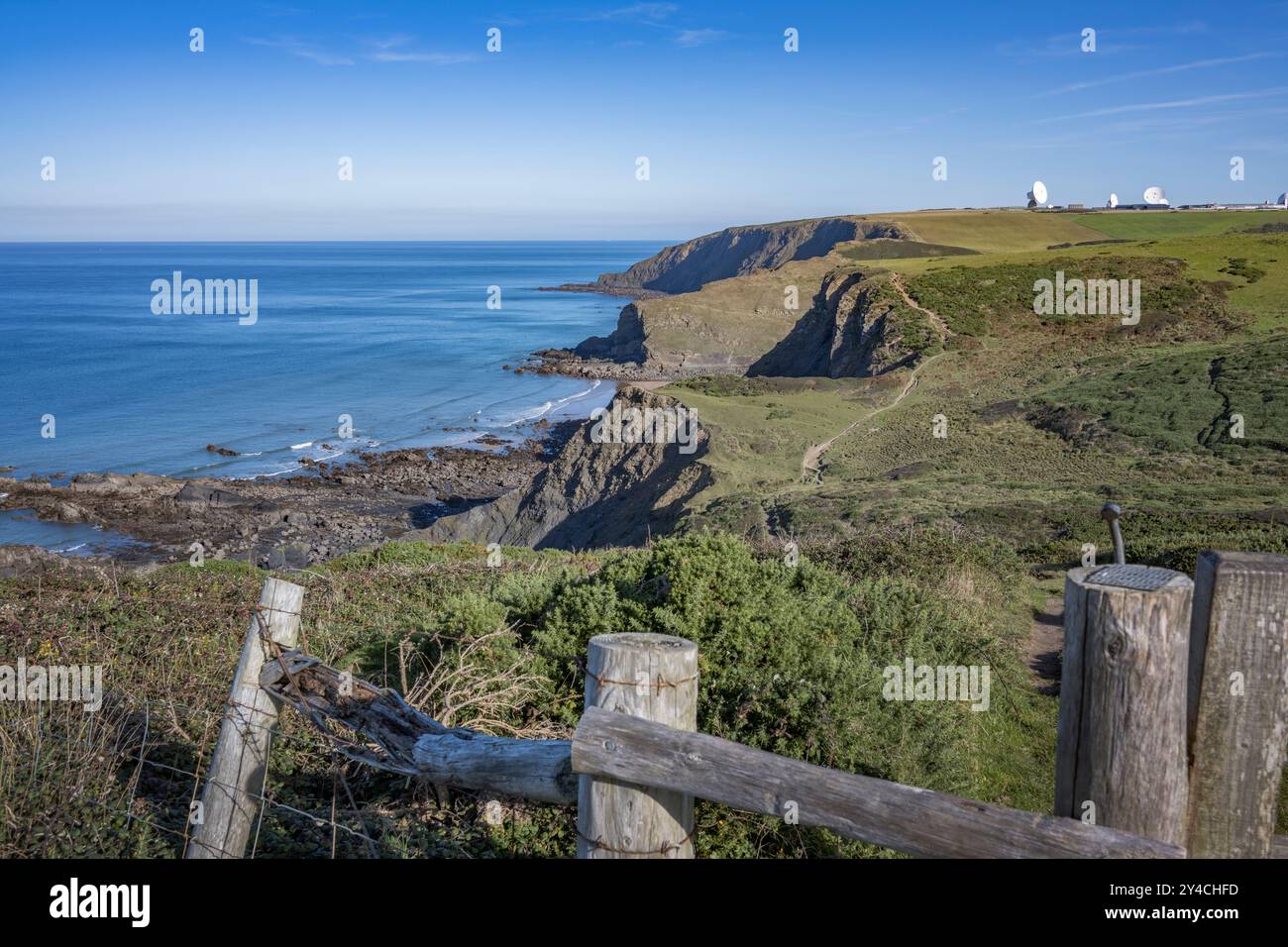 Blick auf die Klippe in Richtung Eliza Beach und Duckpool zu Fuß von Sandymouth Stockfoto