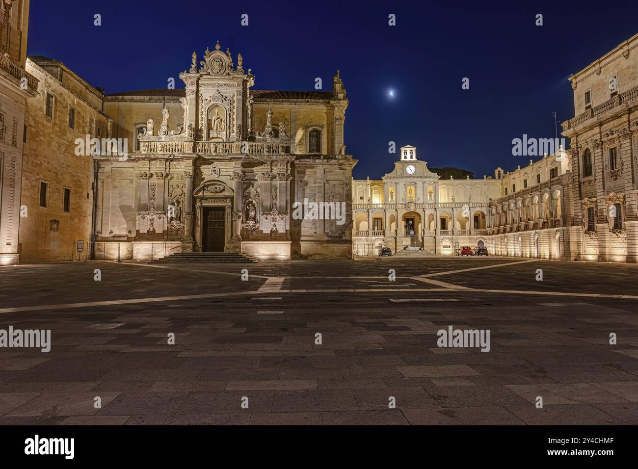 Die wunderschöne Piazza del Duomo in Lecce, Italien, bei Nacht, Europa Stockfoto