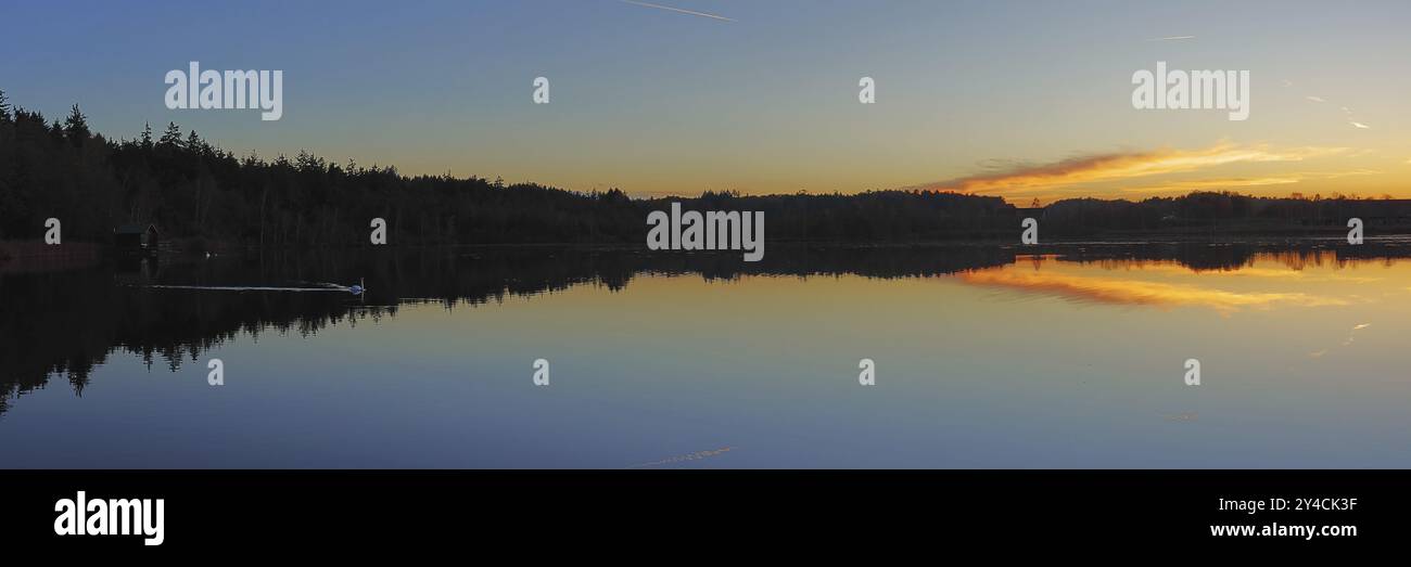 Licht- und Wolkenatmosphäre am Ufer Stockfoto