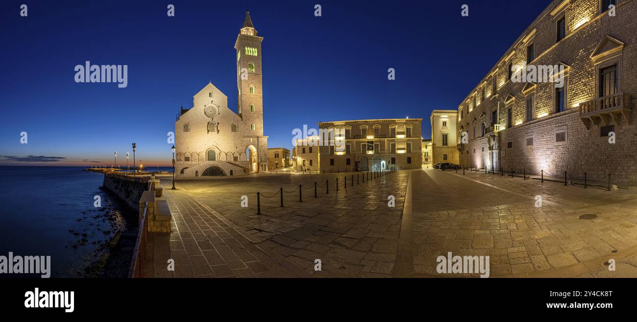 Panorama der Piazza Duomo mit der berühmten Kathedrale in Trani bei Nacht Stockfoto