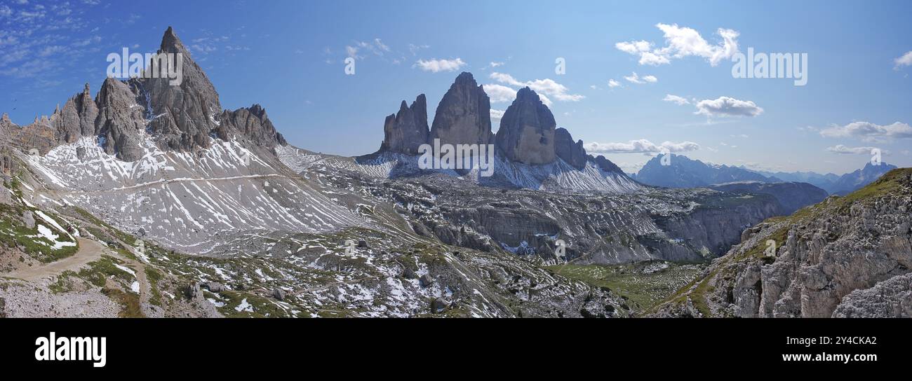 Blick auf die drei Zinnen und den Paternkofel vom Weg zur Dreizinnenhuette, Sexten Dolomiten, Südtirol Stockfoto