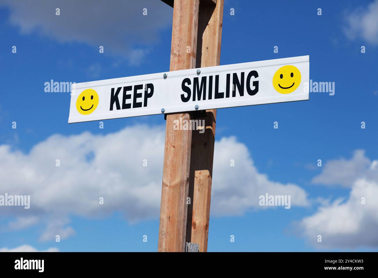 Weiter lächelndes Schild, in der Nähe von Watrous SK Canada. Stockfoto