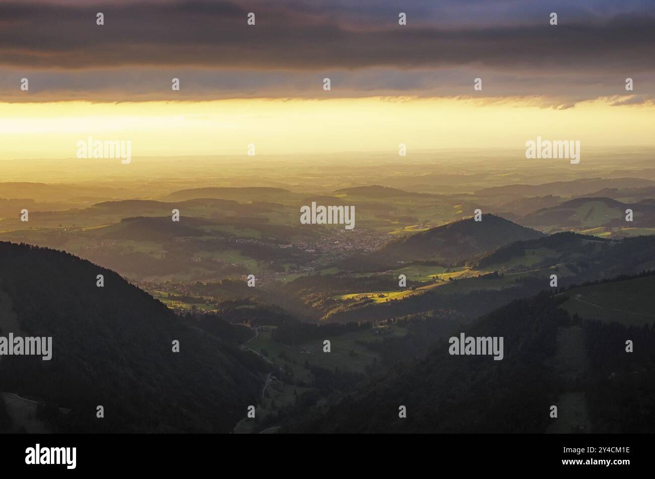 Licht- und Wetterstimmung über den Ausläufern der Alpen, von der Nagelfluhkette, Allgäu Stockfoto