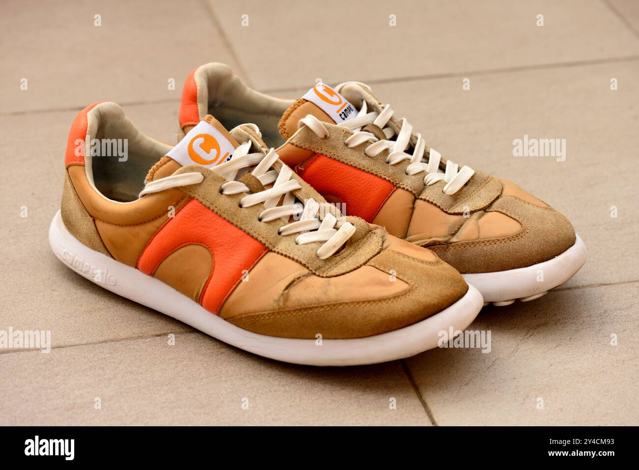 Orange Camper alte Schuhe Vintage-Turnschuhe und lässige urbane Schuhe Stockfoto