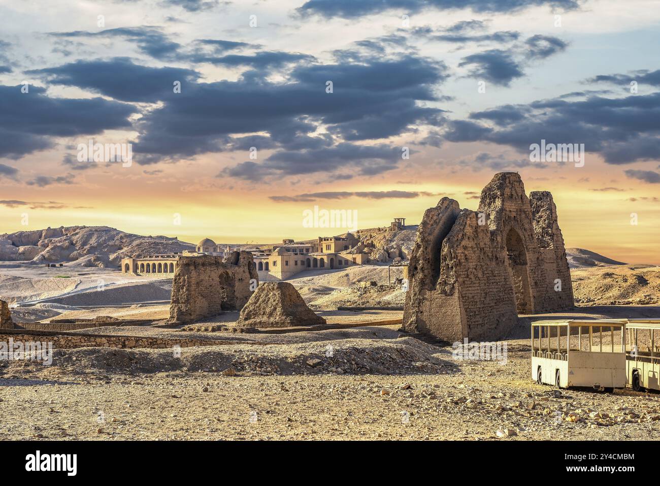 Antike Ruinen in der Nähe des Hatschepsut-Tempels in Luxor, Ägypten, Afrika Stockfoto