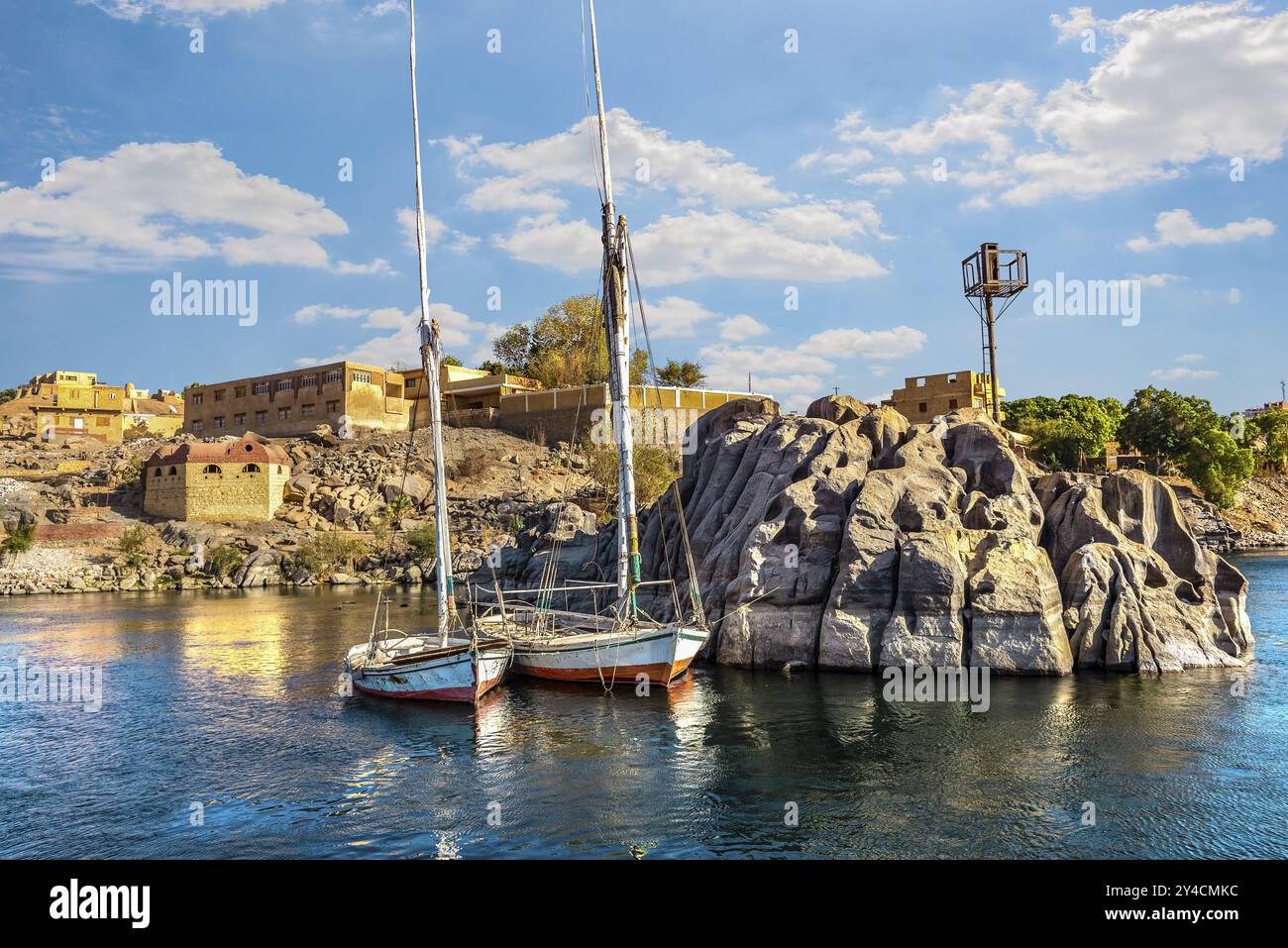 Festgebundene Segelboote am Nil in Assuan am Sommer, Tag Stockfoto