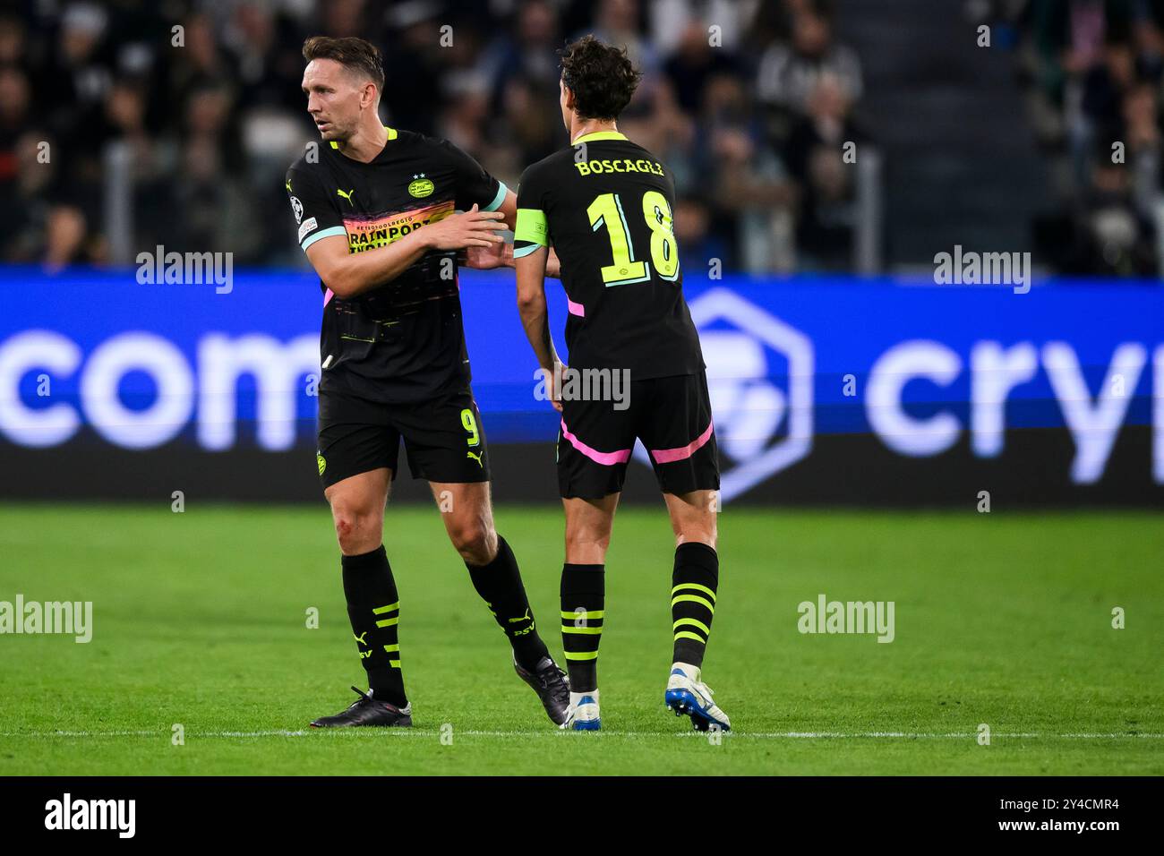 Turin, Italien. 17. September 2024. Luuk de Jong vom PSV Eindhoven übergibt das Hauptmantelband an Olivier Boscagli vom PSV Eindhoven, bevor es während des UEFA Champions League-Spiels zwischen Juventus FC und PSV Eindhoven ersetzt wird. Quelle: Nicolò Campo/Alamy Live News Stockfoto