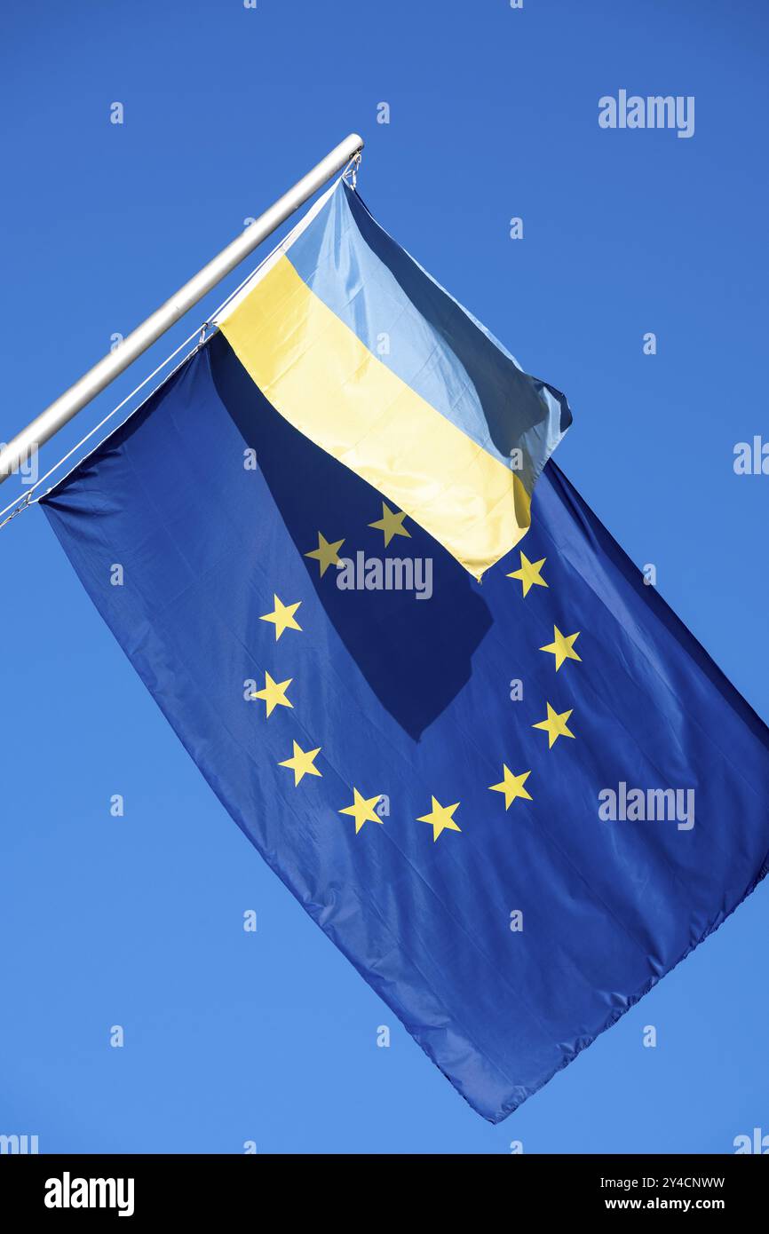 Die EU-Flagge zusammen mit einer ukrainischen Flagge vor einem blauen Himmel Stockfoto