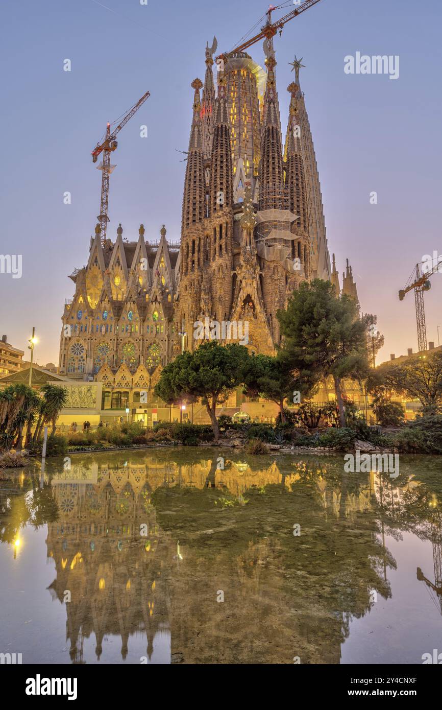 Die imposante Sagrada Familia in Barcelona nach Sonnenuntergang Stockfoto