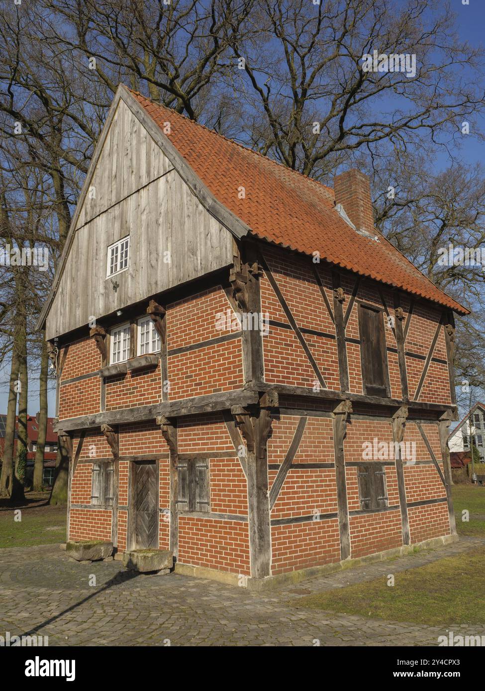 Ein gut erhaltenes Fachwerkhaus mit roten Ziegeln und Holzelementen steht in einem Dorf, wuellen, münsterland, Detuschland Stockfoto