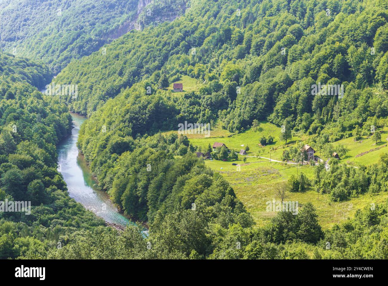 Häuser am Fluss Tara in den Bergen von Durmitor, Montenegro, Europa Stockfoto