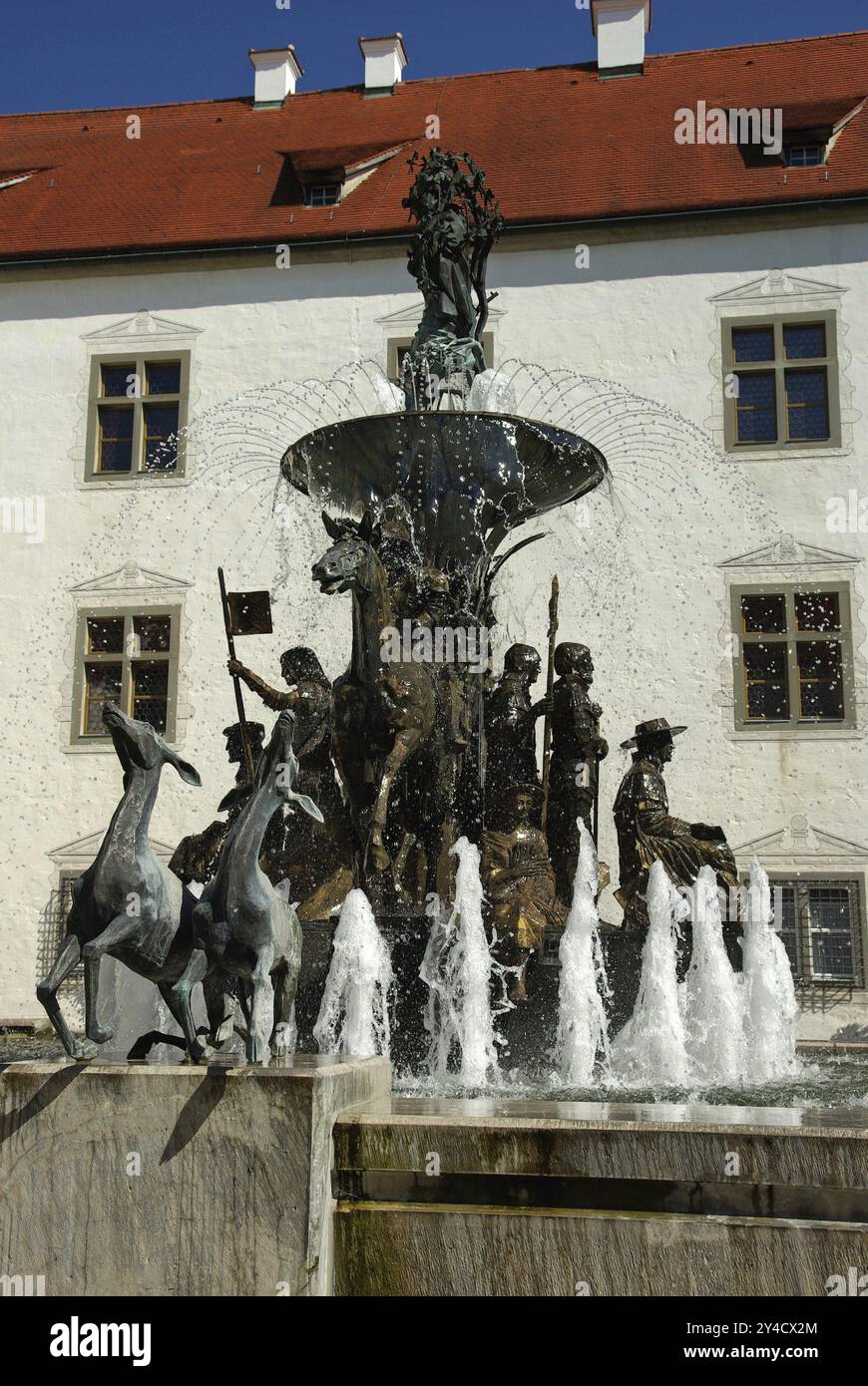 Brunnen des Bildhauers Maximilian Ruess in der Ehrenklasse von Schloss Zeil im Allgäu. Der Brunnen zeigt die Geschichte des Hauses Waldbu Stockfoto
