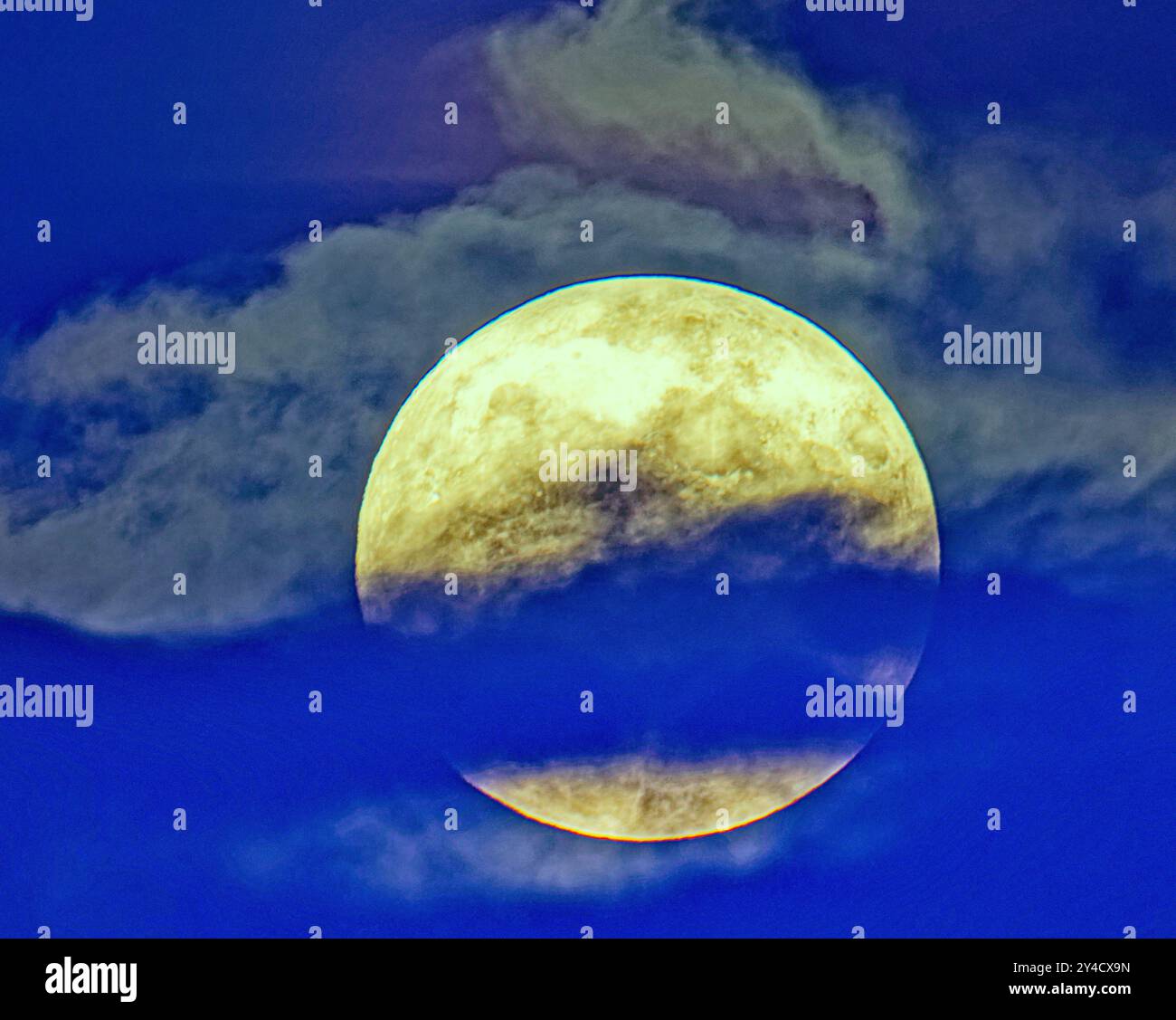 Glasgow, Schottland, Großbritannien. 17. September 2024. UK Wetter: Vollerntemond der erste von vier aufeinanderfolgenden Supermonden durch die Wolken Credit Gerard Ferry/Alamy Live News Stockfoto
