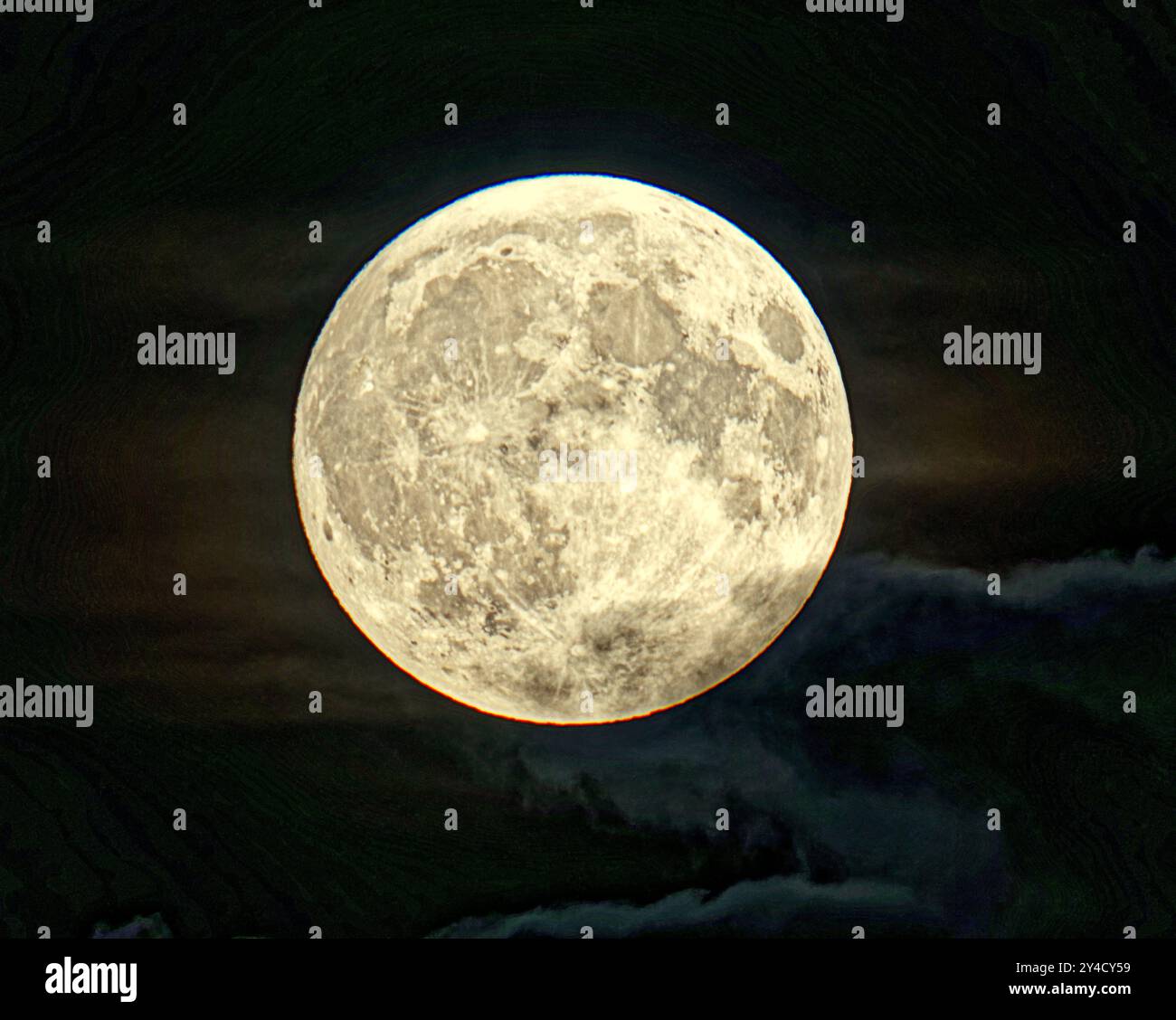 Glasgow, Schottland, Großbritannien. 17. September 2024. UK Wetter: Vollerntemond der erste von vier aufeinanderfolgenden Supermonden durch die Wolken Credit Gerard Ferry/Alamy Live News Stockfoto