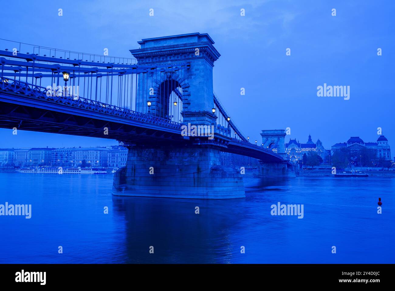 Blaue Stunde Vor Dem Aufleuchten Der Brückenlichter, Die Széchenyi Kettenbrücke, Die Die Donau In Budapest, Ungarn, Überspannt Stockfoto