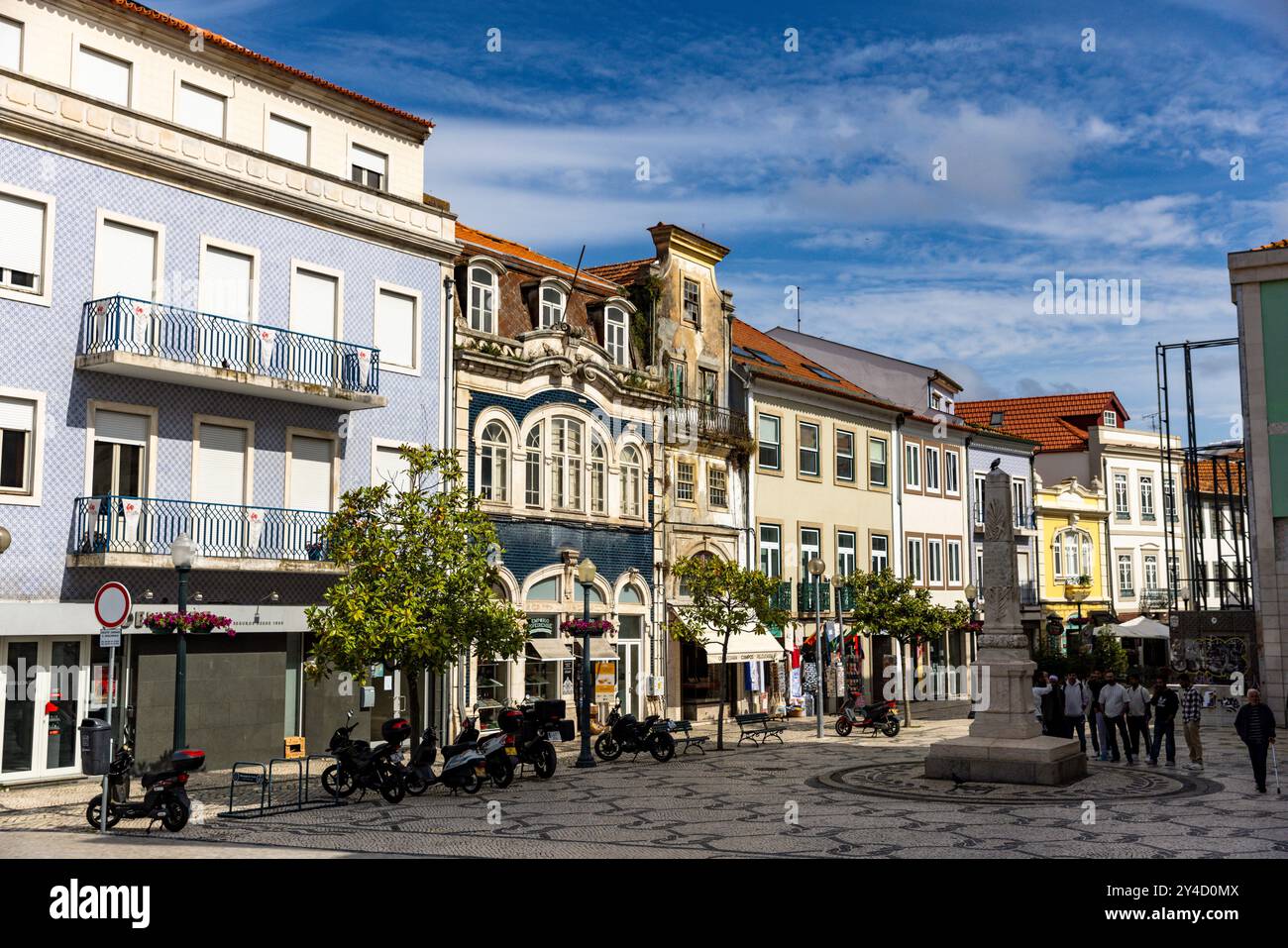 Der Stadtplatz in Aveiro, Portugal, ist der Ort, an dem Besucher das Denkmal der Freiheit finden und ein beliebter Treffpunkt für Einheimische ist. Stockfoto