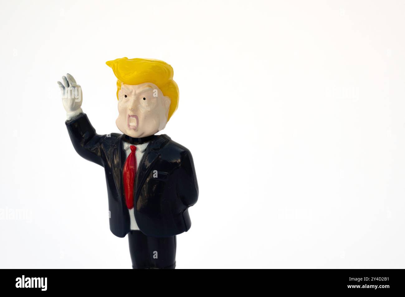Donald Trump als Plastikfigur, die mit seinem kleinen Finger ein Siegeszeichen macht, Dänemark, 15. September 2024 Stockfoto