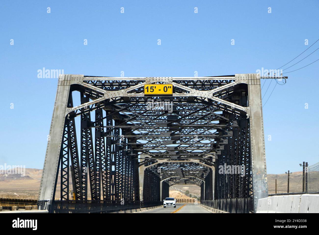 Drei überspannte Fachwerkbrücke über Burlington Northern und Santa Fe Railway 1st Street Bridge, Barstow, Kalifornien USA Stockfoto