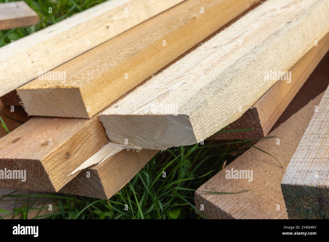 Holzbretter, gestapeltes Holz für den ländlichen Bau, Nahaufnahme mit selektivem Weichfokus Stockfoto