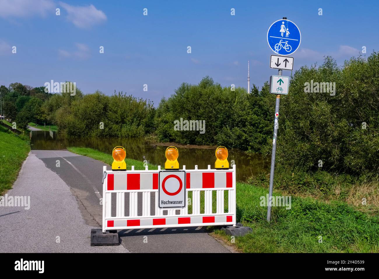 Überschwemmung der Elbe in Dresden im Stadtteil Kleinzschachwitz am 09/2024 mit einem Wasserstand von 5,90 m blockiert eine Barriere den überfluteten Radweg Stockfoto
