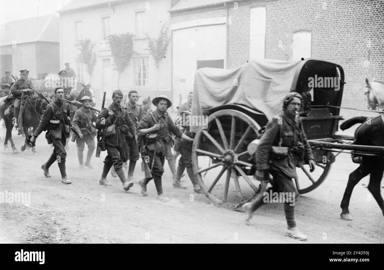 SCHLACHT DER SOMME-Soldaten des 10. (Dienst-)Bataillons, East Yorkshire Regiment der 31. Division, die am 28. Juni 1916 in der Nähe von Doulens nördlich von Amiens an die Front zog Stockfoto