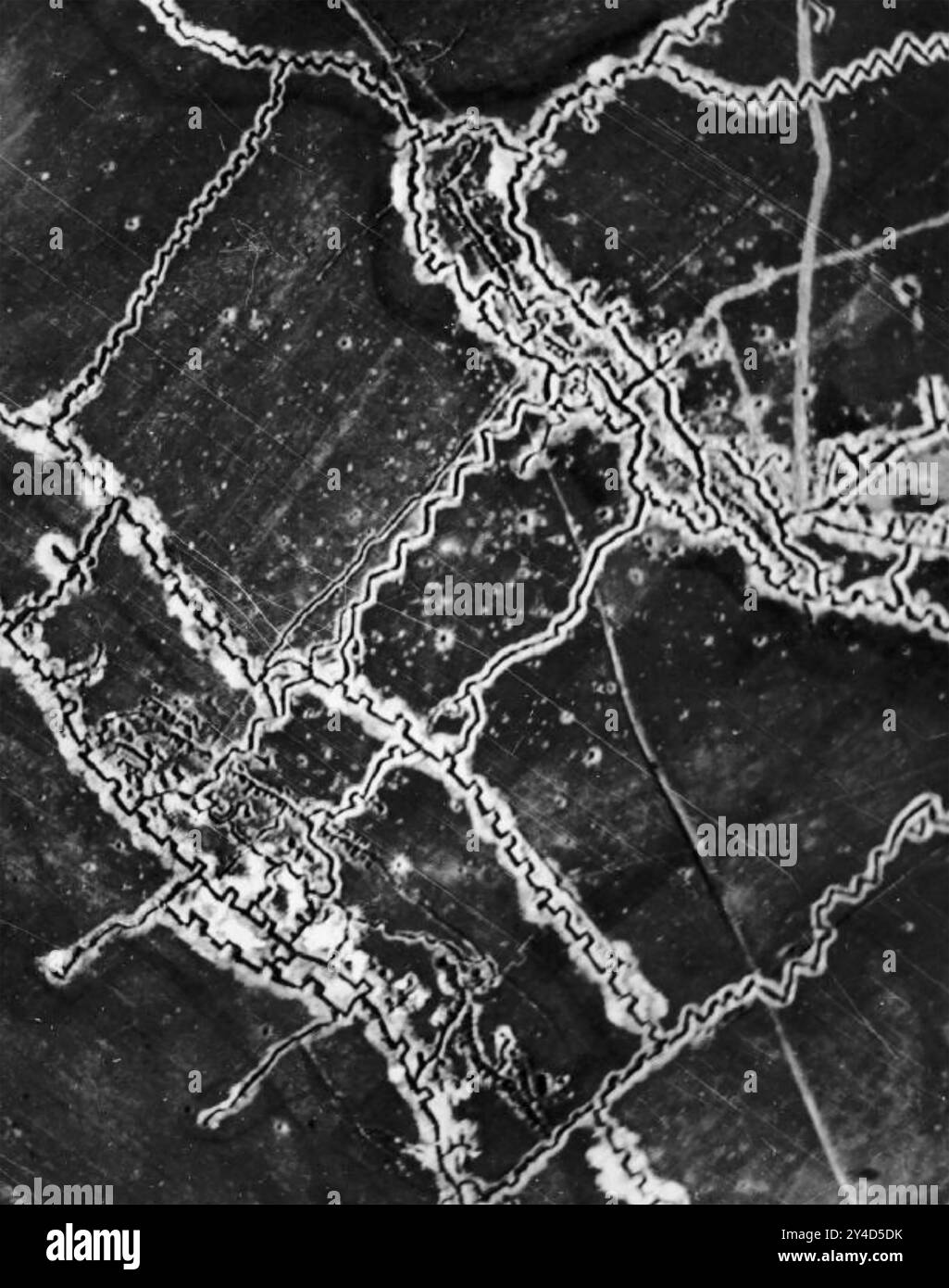SCHLACHT DER SOMME Luftaufnahme deutscher Gräben nördlich von Thiepval am 10. Mai 1916. Er wurde von der 4. Squadron RFC eingenommen. Sie zeigt oben rechts den Schwaben Redoubt-Komplex mit vier Gräben, die zu den Vorwärtslinien unten links führen. Die Zick-Zack-Linien in den Gräben weisen auf kurze Umwege hin, um Explosionen zu blockieren und die Zahl der Todesopfer zu reduzieren. Stockfoto