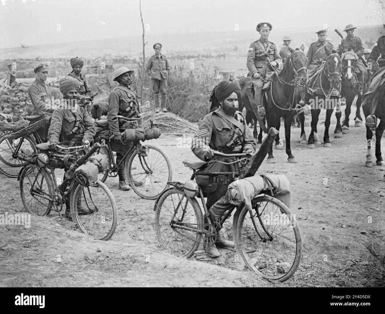 SCHLACHT DER SOMME 10916. Eine Gruppe indischer Truppen, die im Juli 1916 von der britischen Kavallerie beobachtet wurden Stockfoto