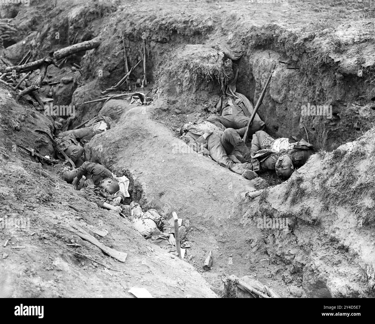 SCHLACHT DER SOMME-toten deutschen Soldaten in einem Graben bei Ginchy im Juli 1916. Foto: 2. Lieutenant John Warwick Brooke Stockfoto