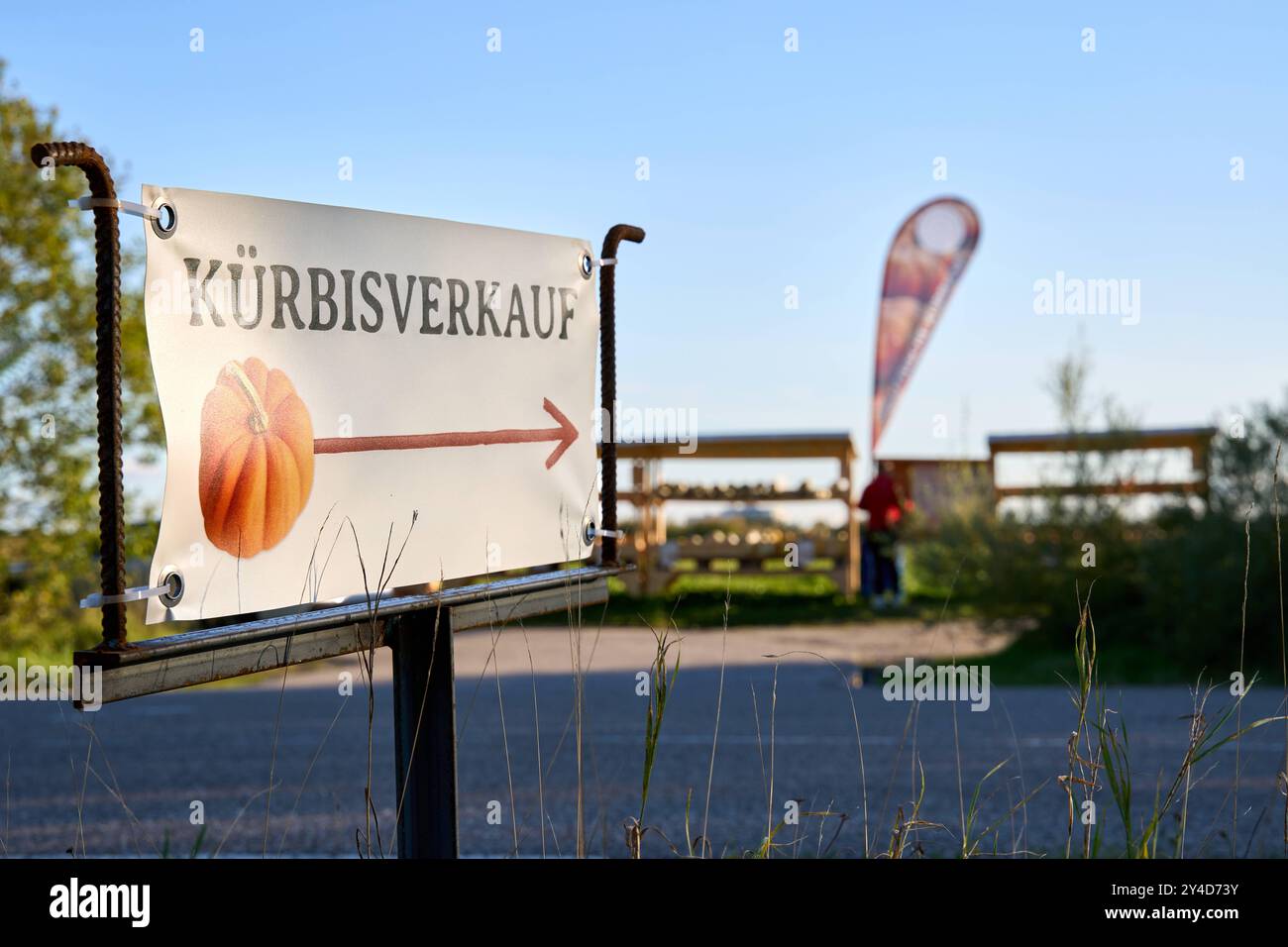 Gersthofen, Bayern, Deutschland - 17. September 2024: Wegweiser zu einer Selbstbedienung Kürbisverkauf am Straßenrand, das auf einen Kürbisstand in der Nähe hinweist Stockfoto