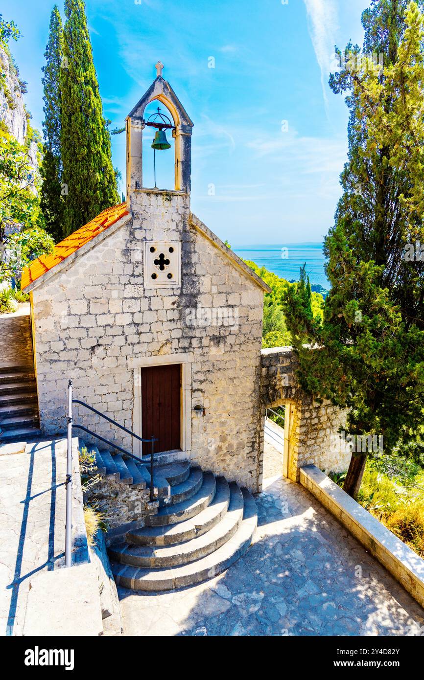 Kirche St. Jerome, eine mittelalterliche rustikale Kapelle aus dem 15. Jahrhundert auf dem Marjan-Hügel in Split, Kroatien Stockfoto