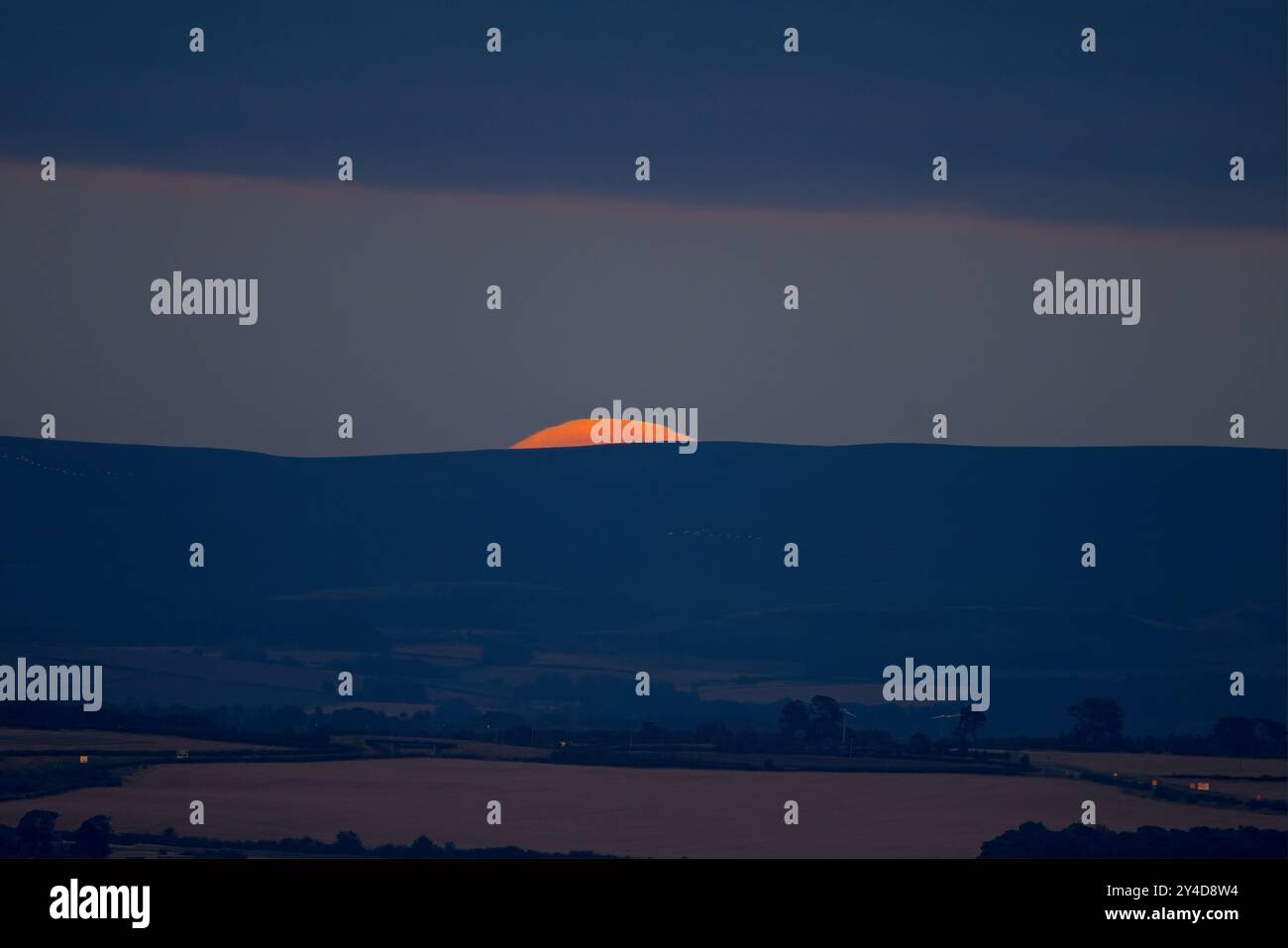 Edinburgh, Schottland. Dienstag, 17. September 2024. Blutmond über Edinburgh, durch teilweise Wolkendecke erblickt. Quelle: Brian D Anderson Stockfoto