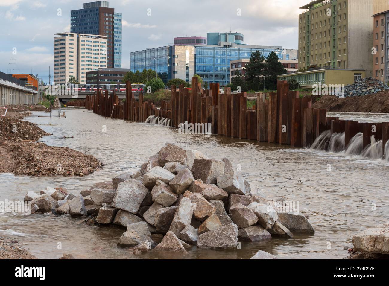 Hochwassermauer im Einzugsgebiet von Svratka, Brünn, Tschechische republik, Überschwemmungen nach Sturm Boris, 15. September 2024. Stockfoto