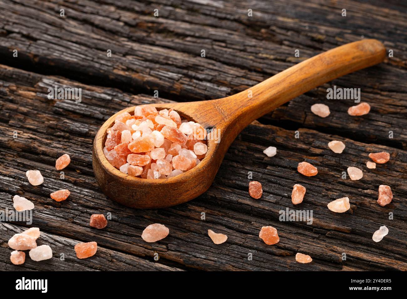 Feine rosafarbene Salzkristalle auf Holzlöffel - exotische Zutat zum Kochen Stockfoto