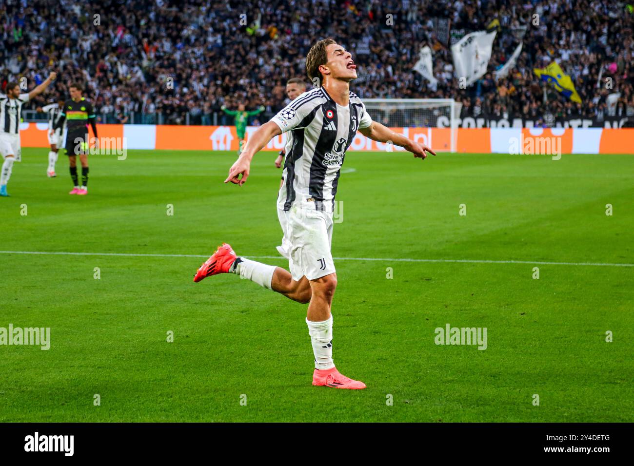 Kenan Yildiz von Juventus FC feiert nach einem Torschuss während des Spiels der UEFA Champions League zwischen Juventus FC und PSV Eindhoven im Allianz Stadium Stockfoto