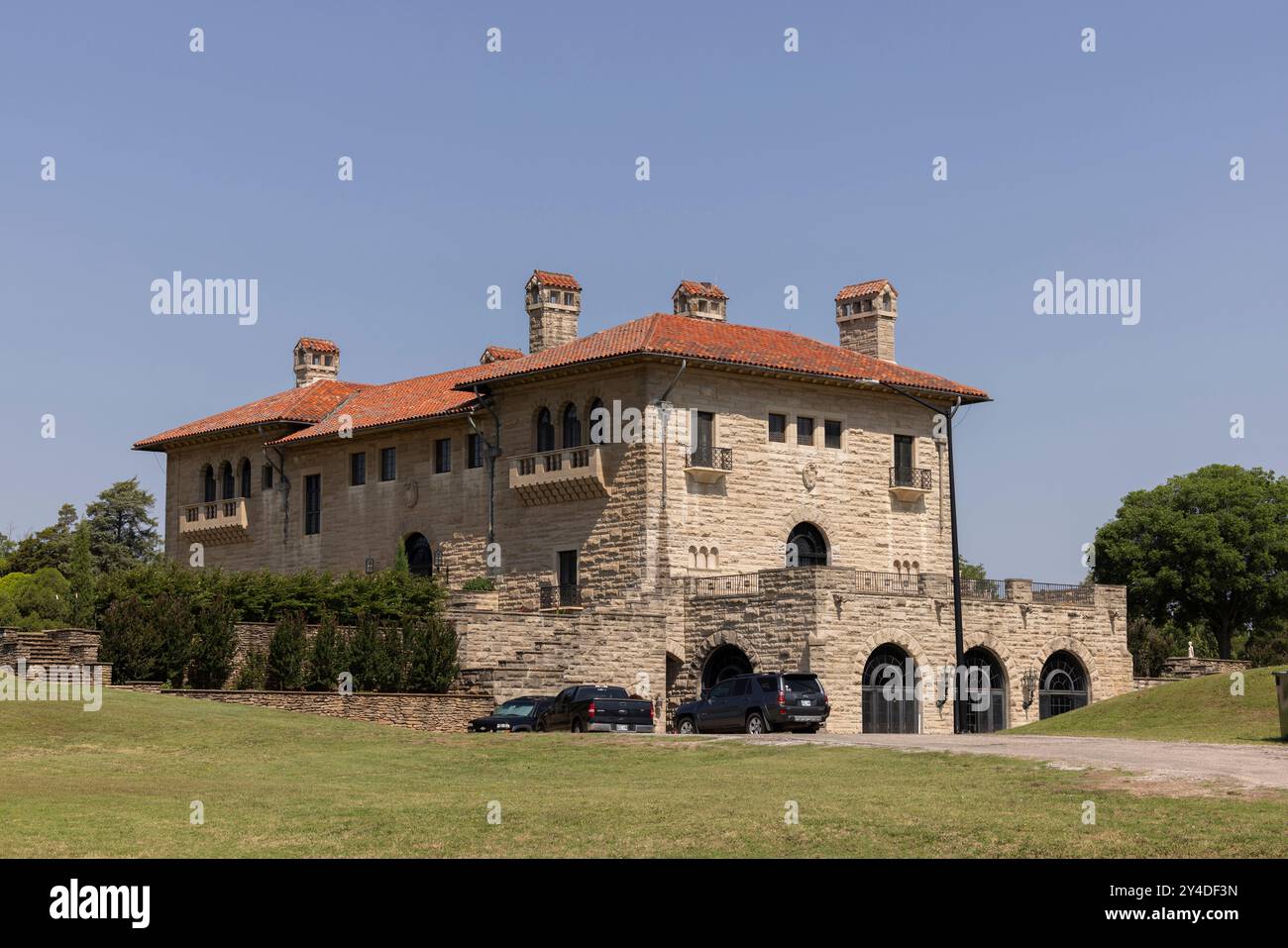 Ponca City, Oklahoma, USA - 24. Juni 2023: Die Morgensonne scheint auf das im mediterranen Revival-Stil erbaute Herrenhaus E. W. Marland. Stockfoto