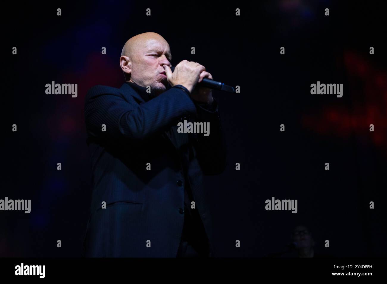 Matt Johnson ist die britische Post-Punk-Band, die live in der Huxleys neue Welt in Berlin auftritt. Stockfoto Matt Johnson ist die britische Post-Punk-Band, die live in der Huxleys neue Welt in Berlin auftritt. Stockfoto