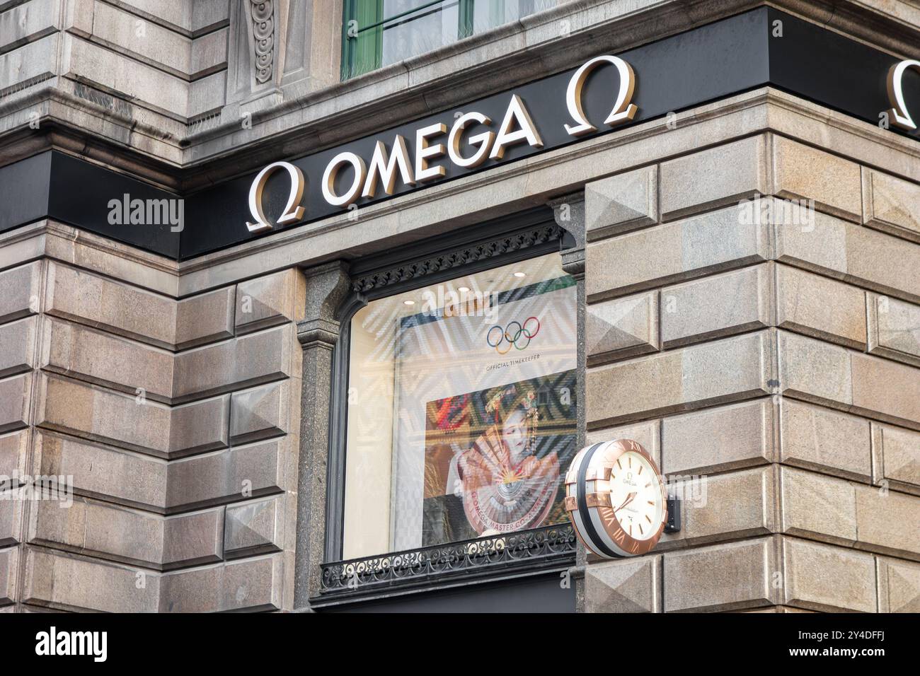 WIEN, ÖSTERREICH - 28. JULI 2021: Ladenfront des Omega Luxusuhrengeschäfts in historischem Gebäude Stockfoto