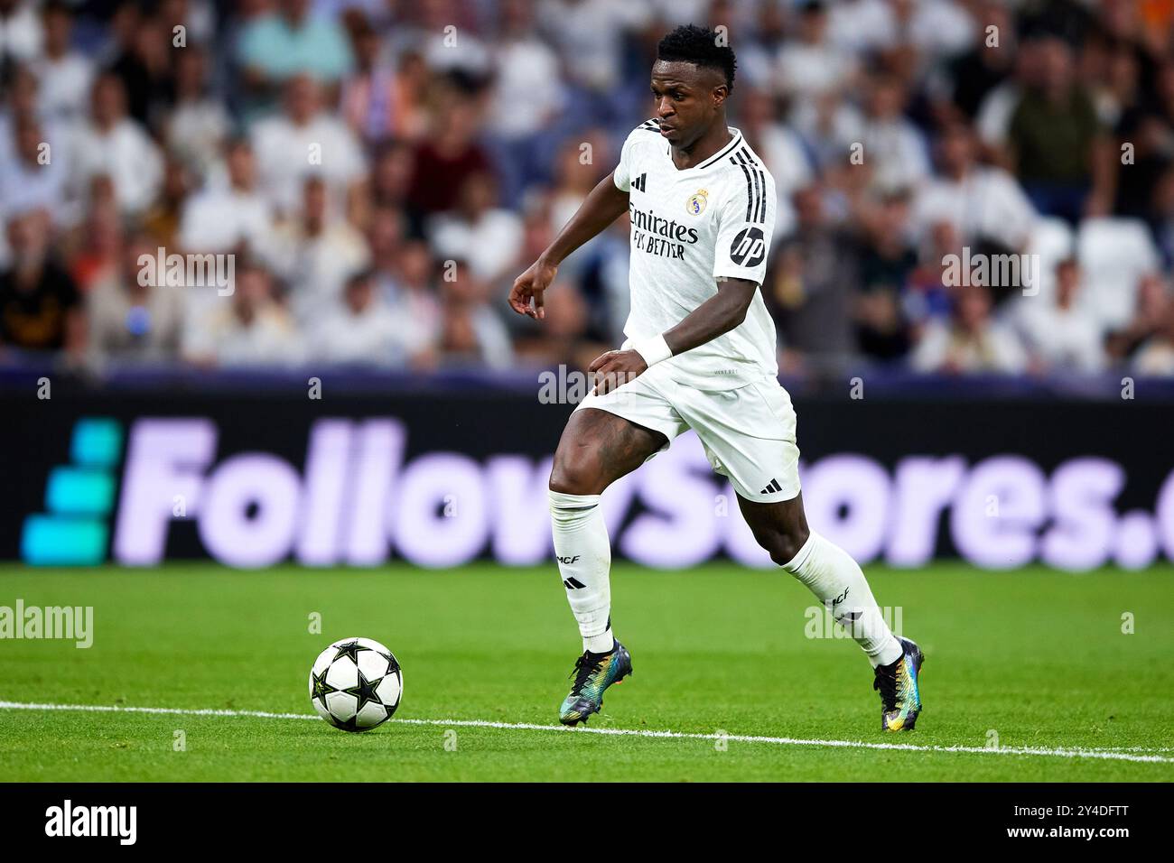 MADRID, SPANIEN - 17. SEPTEMBER: Vinicius Junior von Real Madrid spielt mit dem Ball während des Spiels der UEFA Champions League 2024/25 Phase MD1 zwischen Real Madrid CF und VfB Stuttgart am 17. September 2024 im Estadio Santiago Bernabeu in Madrid. (Foto von QSP) Stockfoto