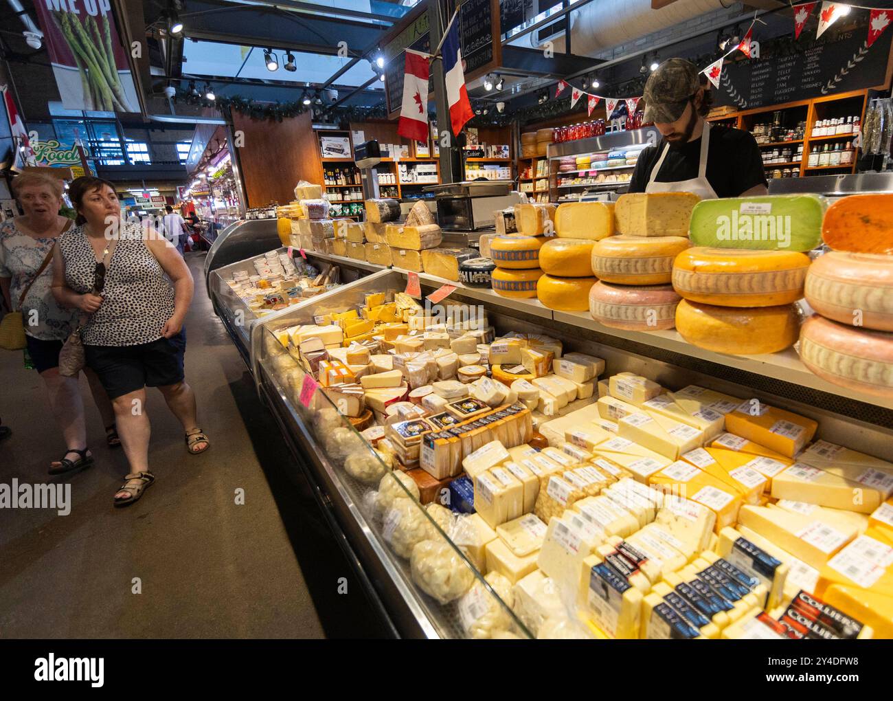 Toronto, Kanada. September 2024. Kunden kaufen am 17. September 2024 auf einem Markt in Toronto, Kanada. Der kanadische Verbraucherpreisindex (CPI) stieg im August gegenüber dem Vorjahr um 2 Prozent und erreichte damit das von der Bank of Canada festgelegte Inflationsziel, so Statistics Canada am Dienstag. Quelle: Zou Zheng/Xinhua/Alamy Live News Stockfoto