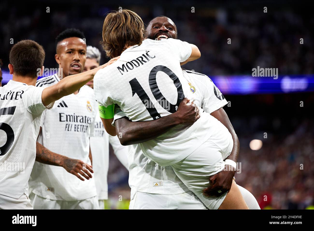 MADRID, SPANIEN - 17. SEPTEMBER: Antonio Rudiger von Real Madrid feiert, nachdem er 2024/25 am 17. September 2024 im Estadio Santiago Bernabeu in Madrid, Spanien, das zweite Tor ihrer Mannschaft mit seiner Teamkollegin Luka Modric von Real Madrid erzielte. (Foto von QSP) Stockfoto