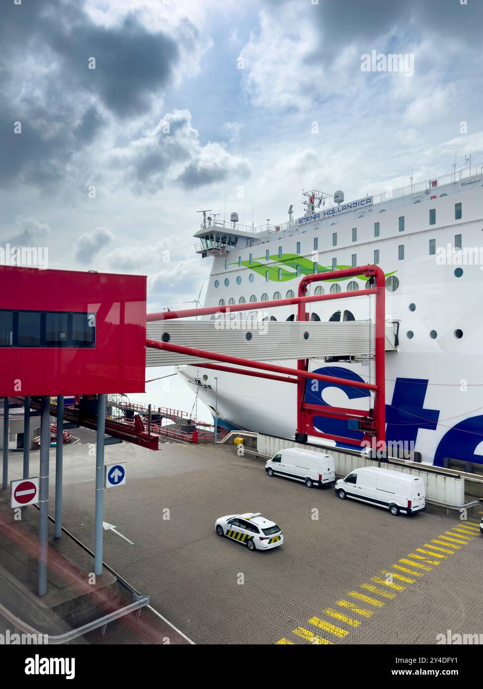 Hook of Holland, Niederlande - 4. September 2024: Das Passagierschiff der Stena Line wird im Hafen von Hoek of Holland angedockt, wobei sich ein Passagiersteg verlängert Stockfoto