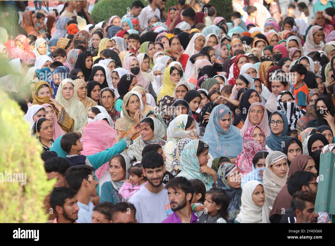 Srinagar, Indien. September 2024. Tausende von Gläubigen drängen Khiram Dargah in Südkaschmirs Bezirk Anantnag, um anlässlich von Eid Milad UN Nabi einen Blick auf das Heilige Relikt zu werfen. (Foto von Firdous Parray/Pacific Press) Credit: Pacific Press Media Production Corp./Alamy Live News Stockfoto