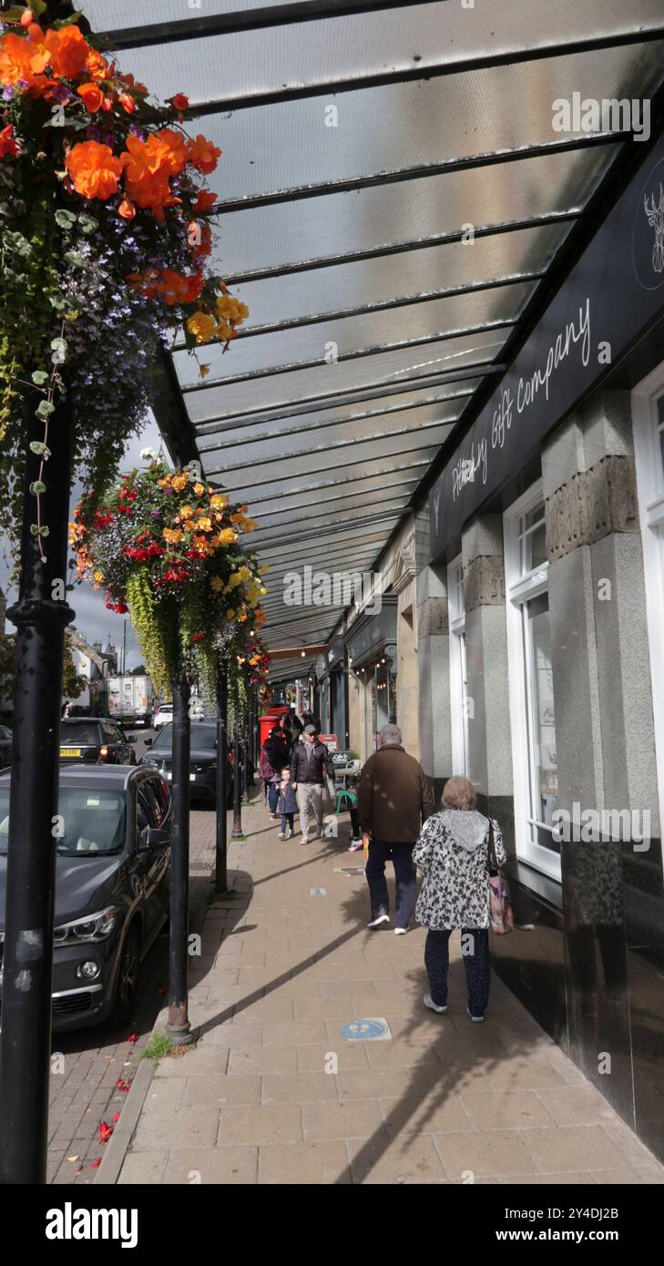 Schmiedeeiserne Vordächer und hängende Körbe an der Pitlochry Atholl Road Stockfoto