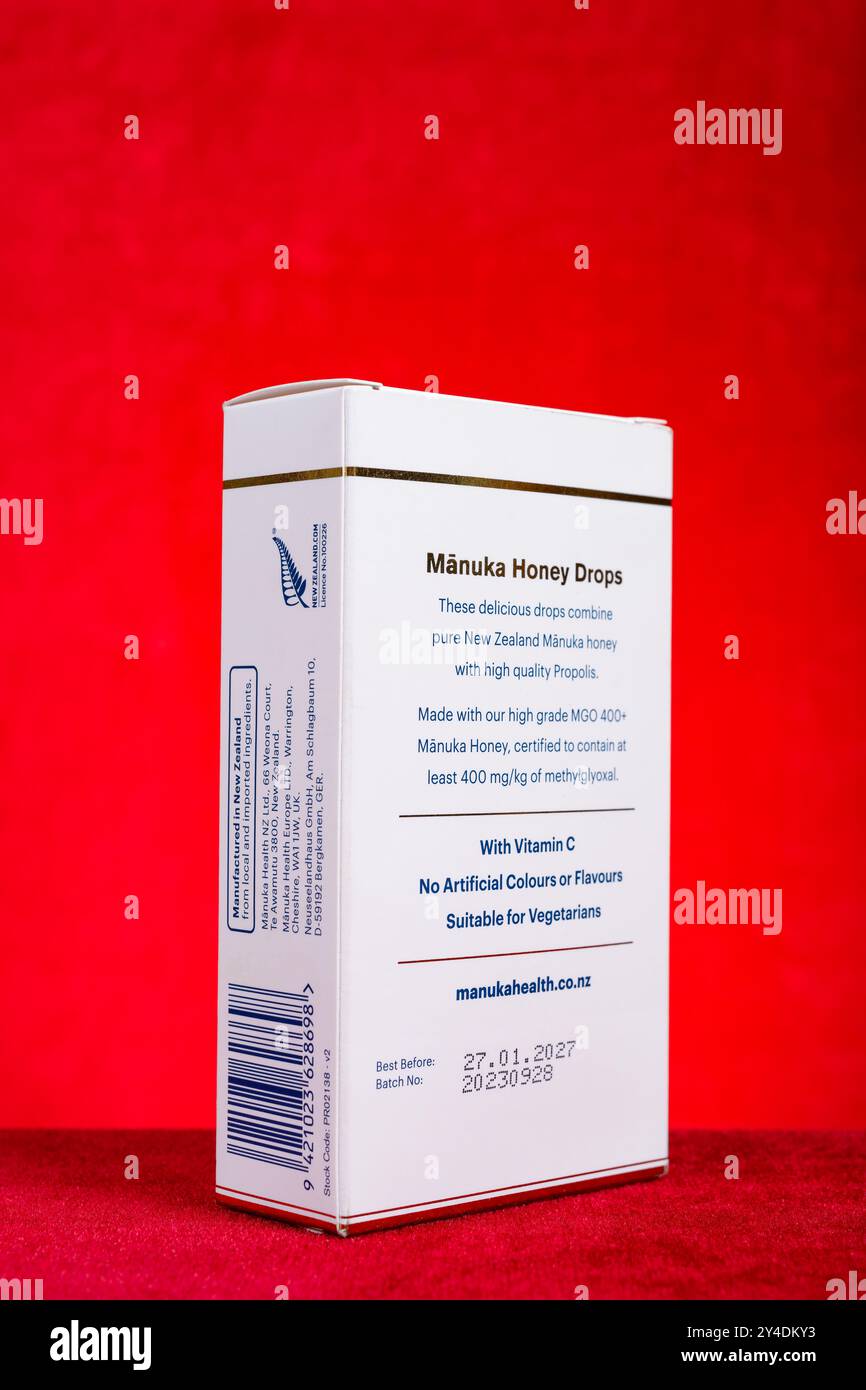 Zhongshan China-13. Juni 2024: Schachtel Manuka Health Honig Tropfen mit Propolis auf rotem Hintergrund. Stockfoto