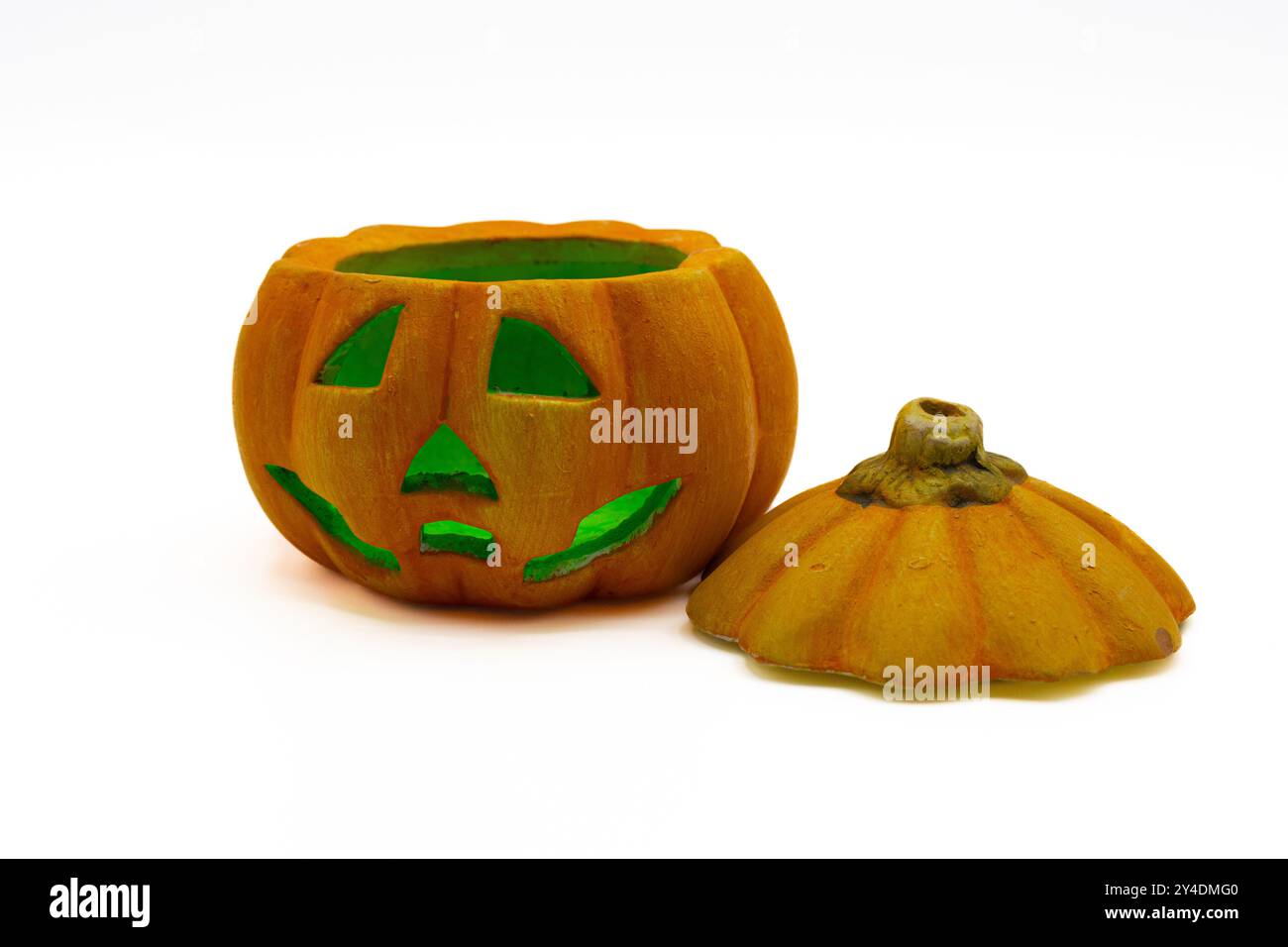 Jack O Lantern isoliert auf weißem Hintergrund. Keramischer Kerzenhalter in Form eines halloween-Kürbis. Stockfoto