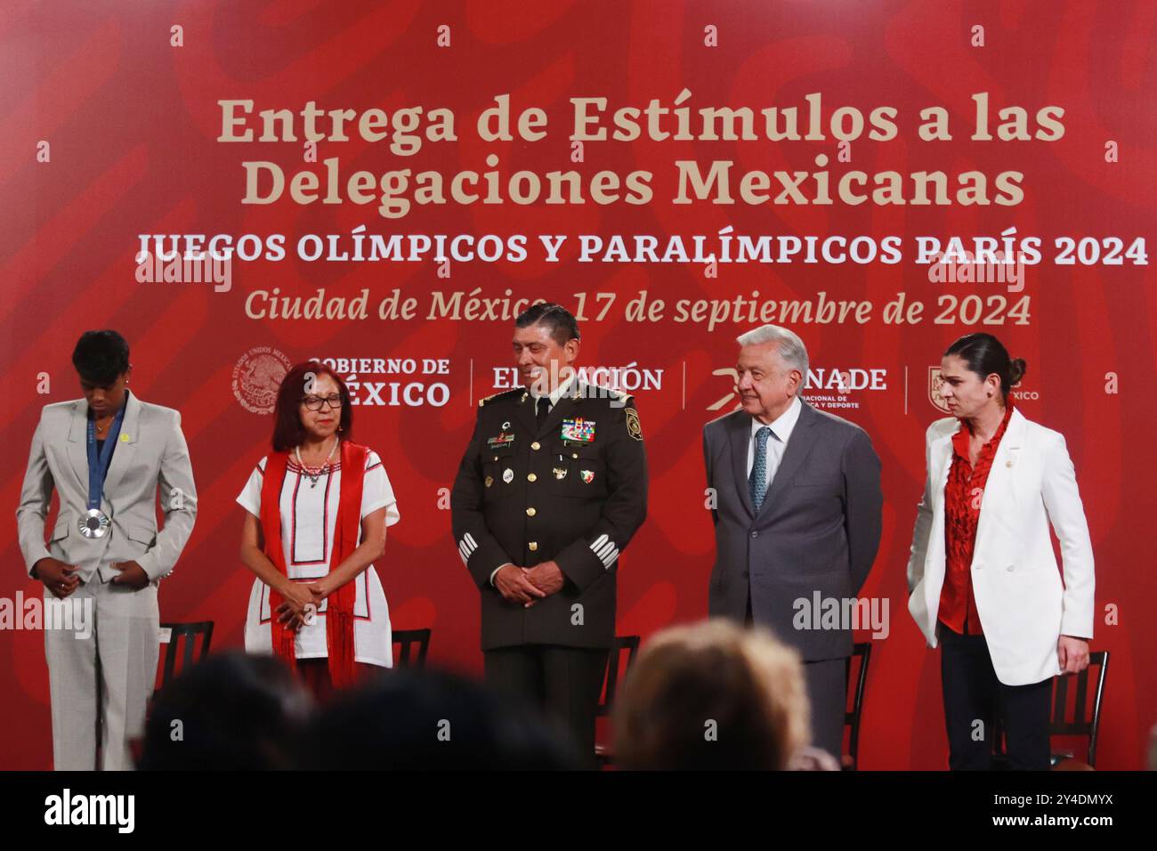 Mexiko-Stadt, Mexiko. September 2024. (L-R) Prisca Awiti, die Ministerin für öffentliche Bildung Leticia Ramirez, der mexikanische Verteidigungsminister Luis Crecencio Sandoval, der mexikanische Präsident Andres Manuel Lopez Obrador und die Generaldirektorin der Nationalen Kommission für körperliche Kultur und Sport (CONADE) Ana Gabriela Guevara während der Preisverleihung für mexikanische Athleten, die an den Olympischen und Paralympischen Spielen 2024 im Nationalpalast teilnehmen. Am 17. September 2024 in Mexiko-Stadt. (Foto: Carlos Santiago/ Credit: Eyepix Group/Alamy Live News Stockfoto