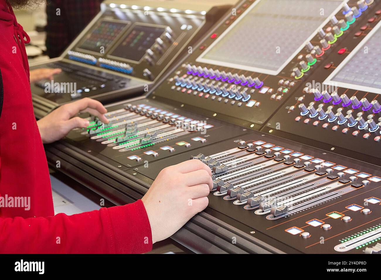 Schalter und Fader eines Studio-Audio-Mischpults. Arbeitsplatz und Ausrüstung des Tontechnikers. Akustische Musikmischung Stockfoto