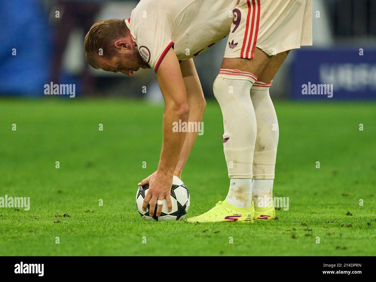 München, Deutschland. September 2024. Harry Kane, FCB 9 mit Skecherschuhen vor der 11m, für 5-2 im Gruppenligaspiel FC BAYERN MÜNCHEN - DINAMO ZAGREB 9-2 Fußball UEFA Champions League in der Saison 2024/2025 in München, 17. September 2024, FCB, 1. Spieltag, München Fotograf: ddp Images/STAR-Images Credit: ddp Media GmbH/Alamy Live News Stockfoto