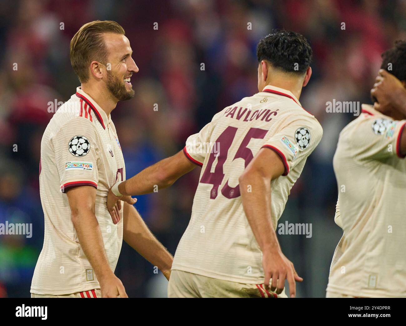 München, Deutschland. September 2024. Harry Kane, FCB 9 feiert sein Tor, glücklich, lachen, feiern, 11m, 5-2 mit Aleksandar Pavlovic, FCB 45 im Gruppenligaspielspiel FC BAYERN MÜNCHEN - DINAMO ZAGREB 9-2 Fußball UEFA Champions League in der Saison 2024/2025 in München, 17. September 2024, FCB, 1. Spieltag, München Fotograf: ddp Images/STAR-Images Credit: ddp Media GmbH/Alamy Live News Stockfoto