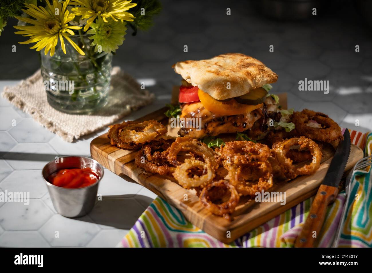 Hühnchen-Sandwich mit Zwiebelringen Stockfoto